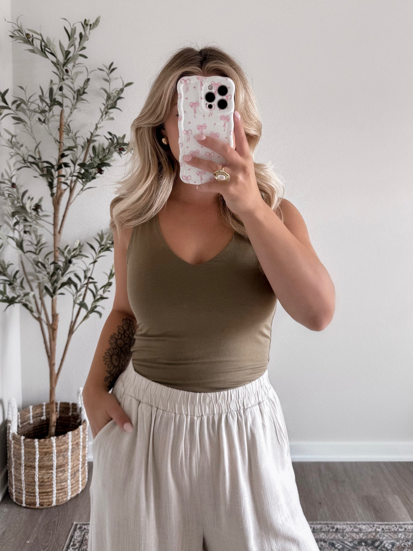 Essential V-Neck Tank / Olive