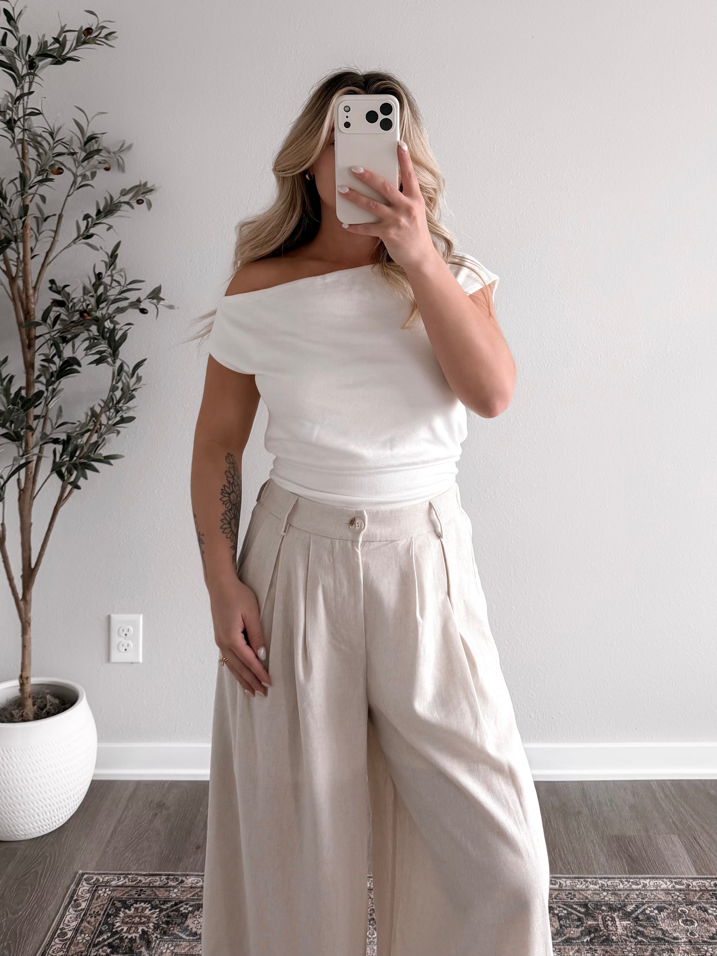 Form Knit Off Shoulder Top / White