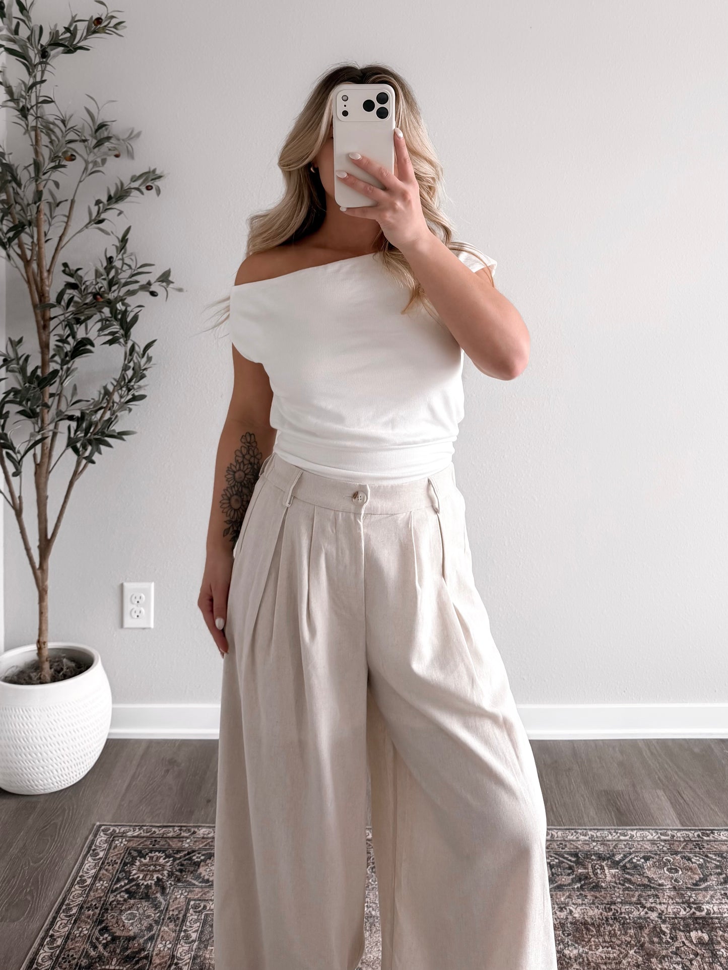 Form Knit Off Shoulder Top / White