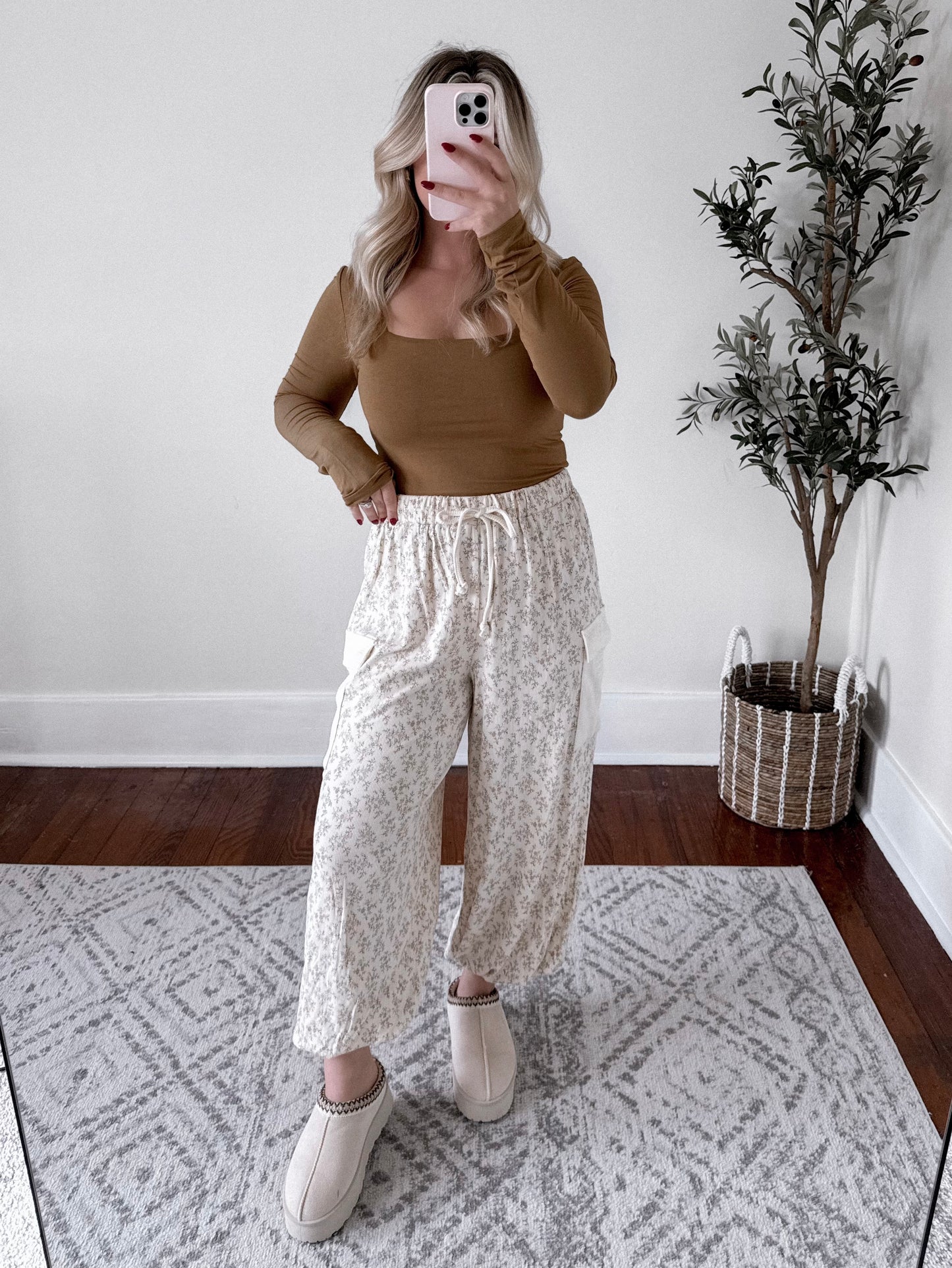 Cinnamon Chai Floral Joggers / Cream