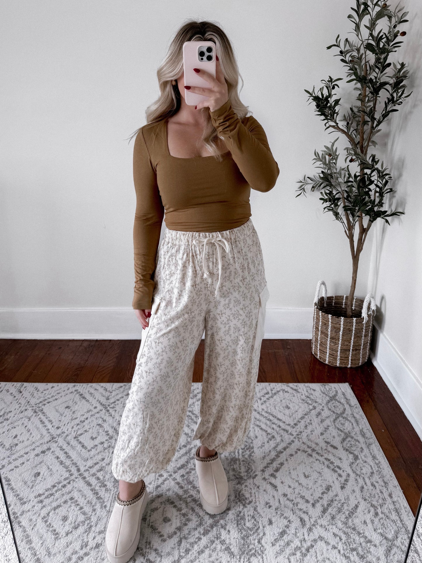 Cinnamon Chai Floral Joggers / Cream