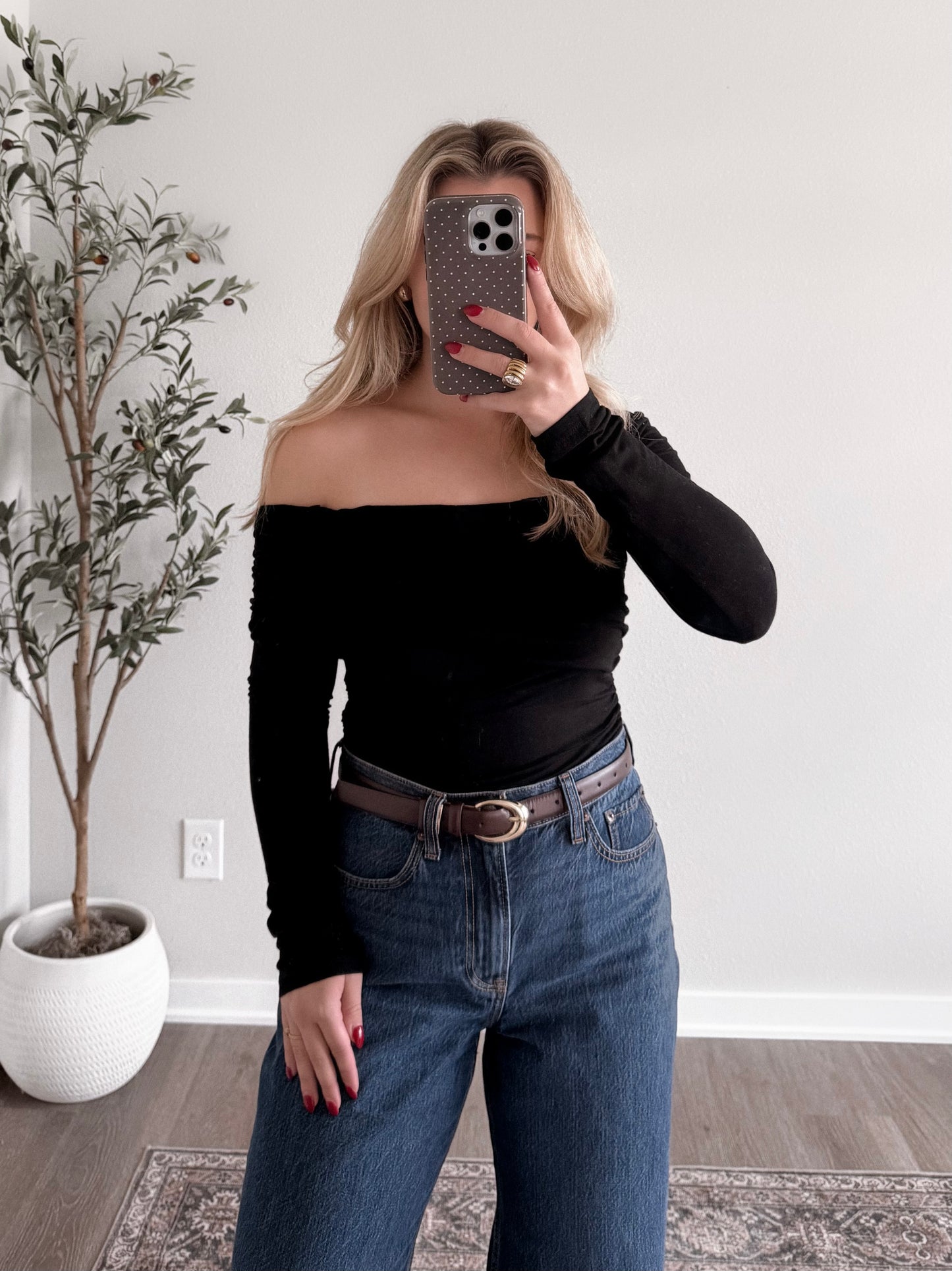 Elegant Off Shoulder Top / Black