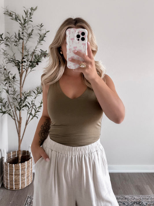 Essential V-Neck Tank / Olive