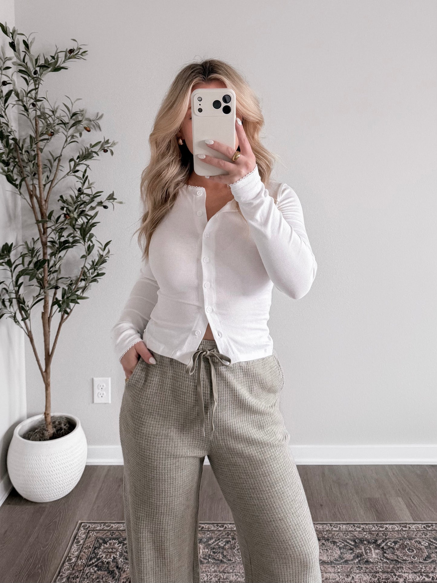 Simple Button Top / White