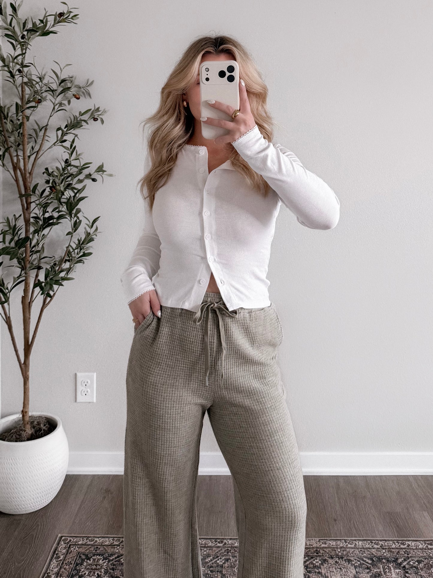 Simple Button Top / White