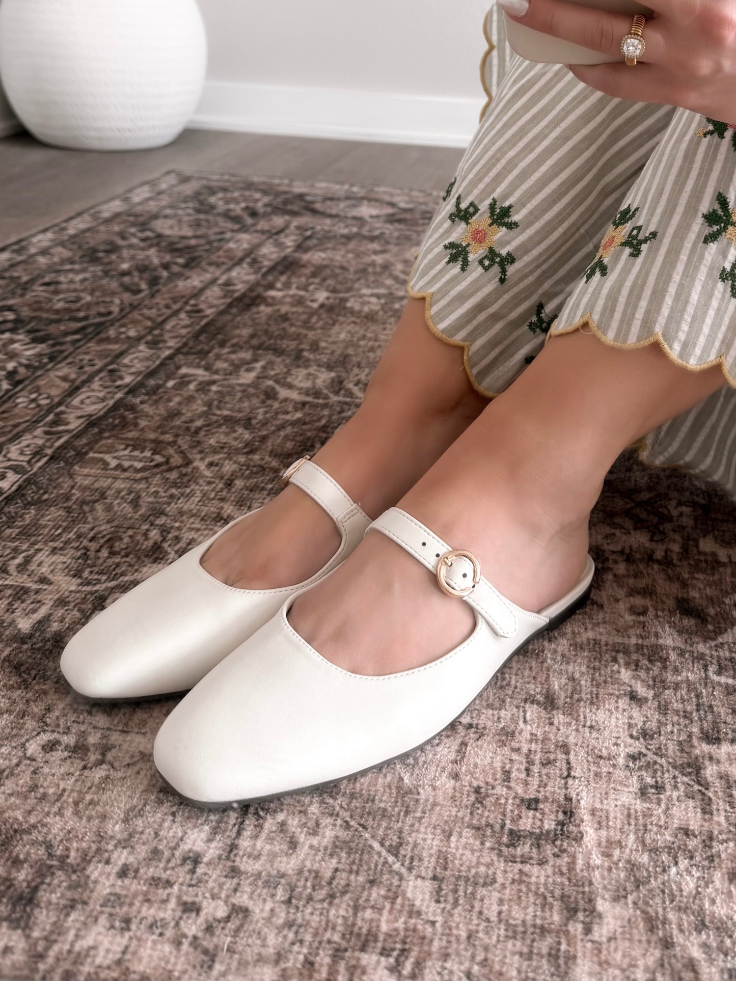 The Aidy Flat / White