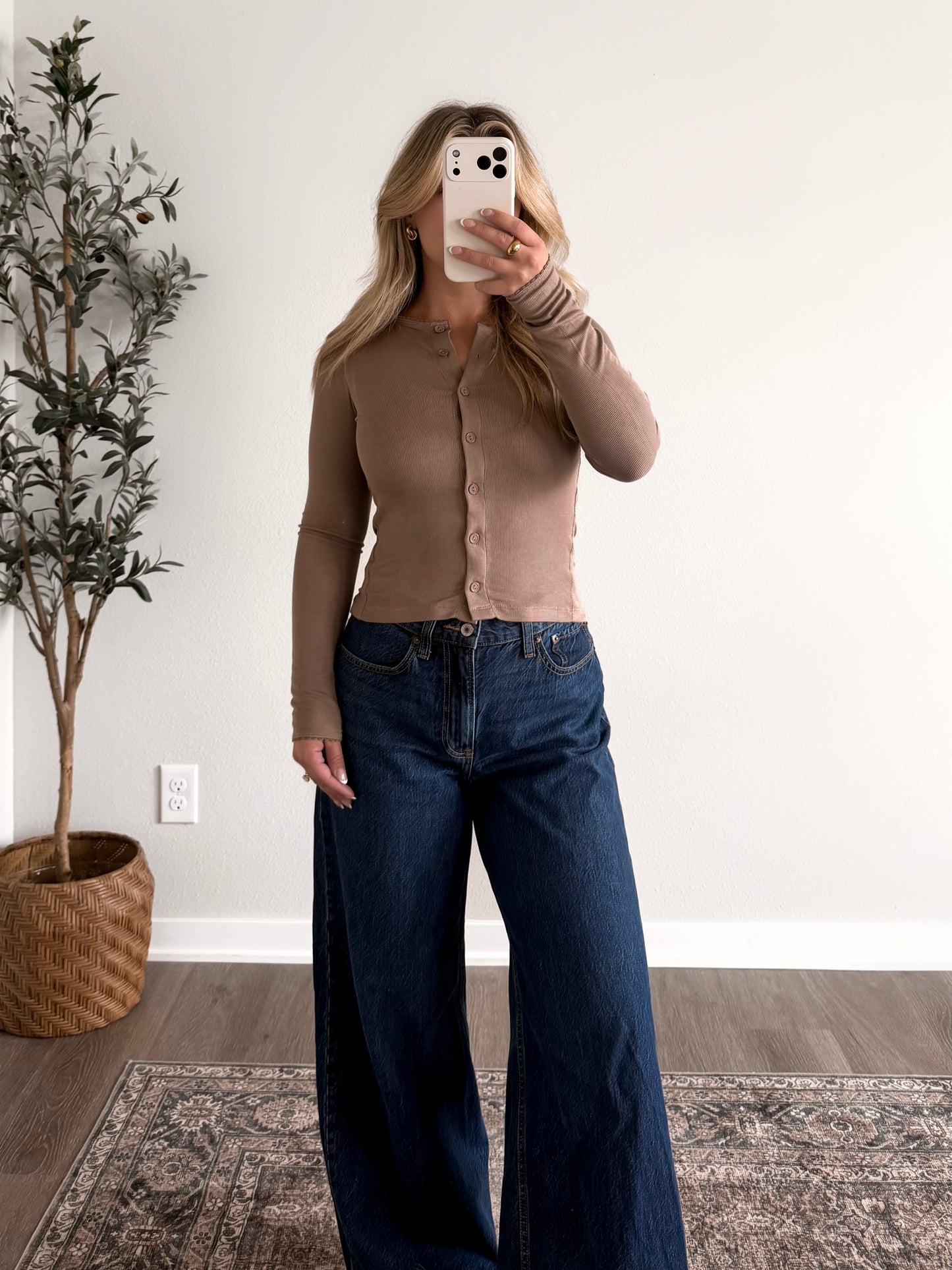 Simple Button Top / Taupe