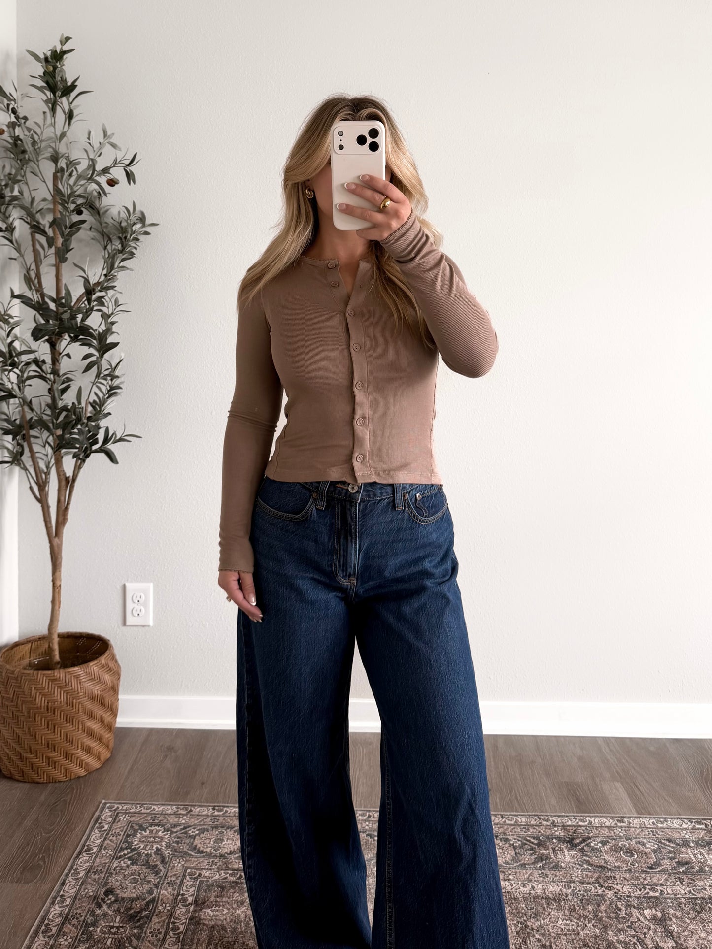 Simple Button Top / Taupe