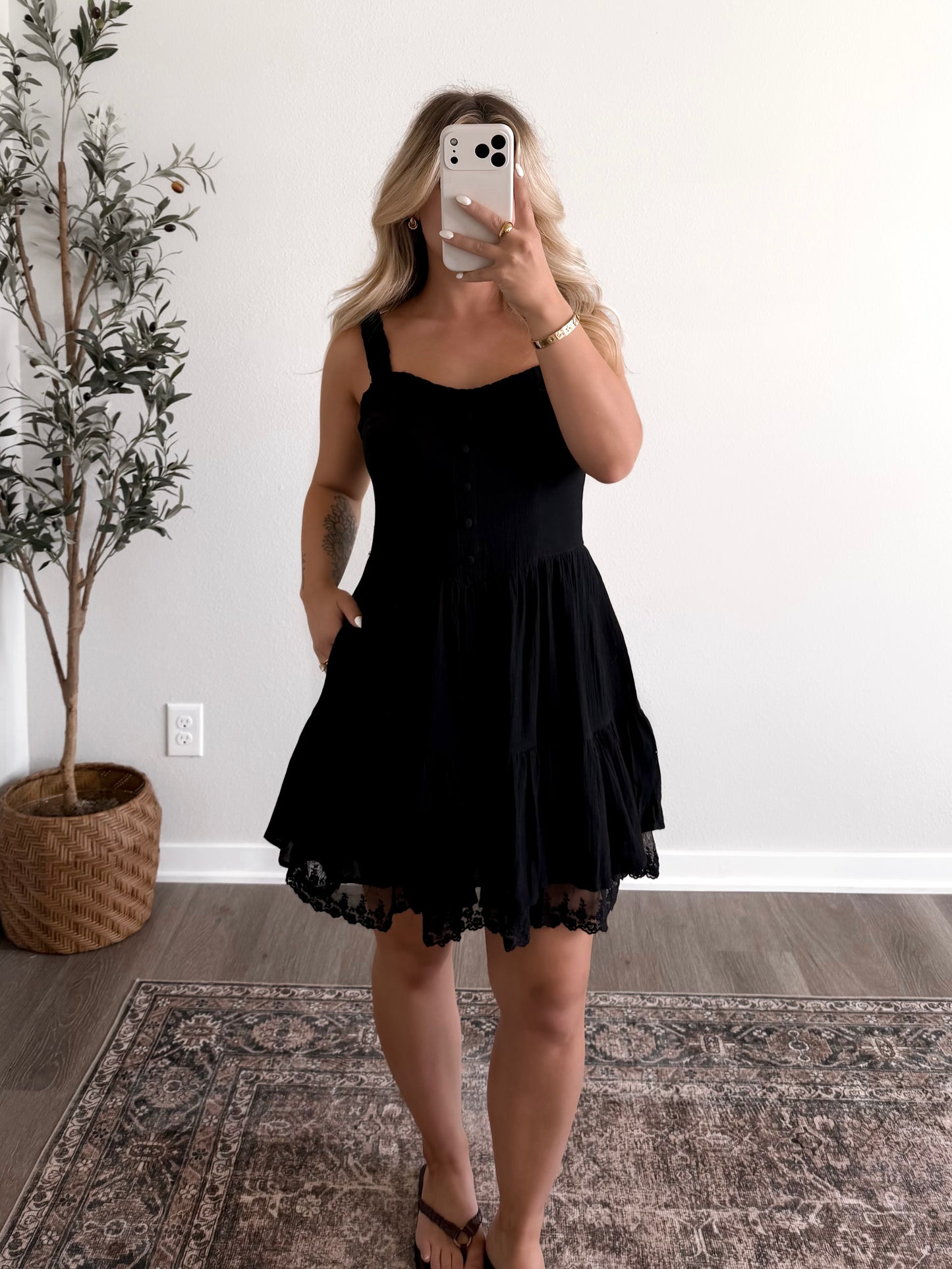 Chic Summer Lace Dress / Black