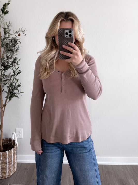 Classic Snap Button Henley / Lt Mocha