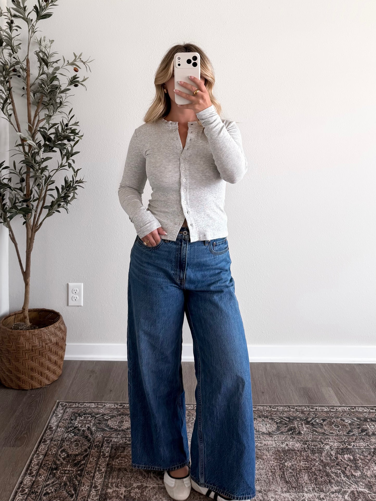 Simple Button Top / Lt Grey