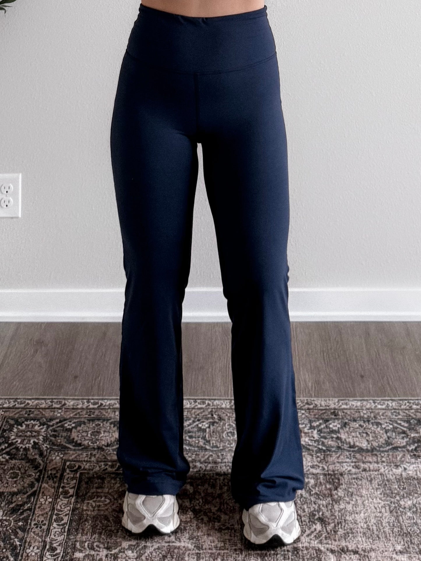 Studio Flared Yoga Pant / Navy