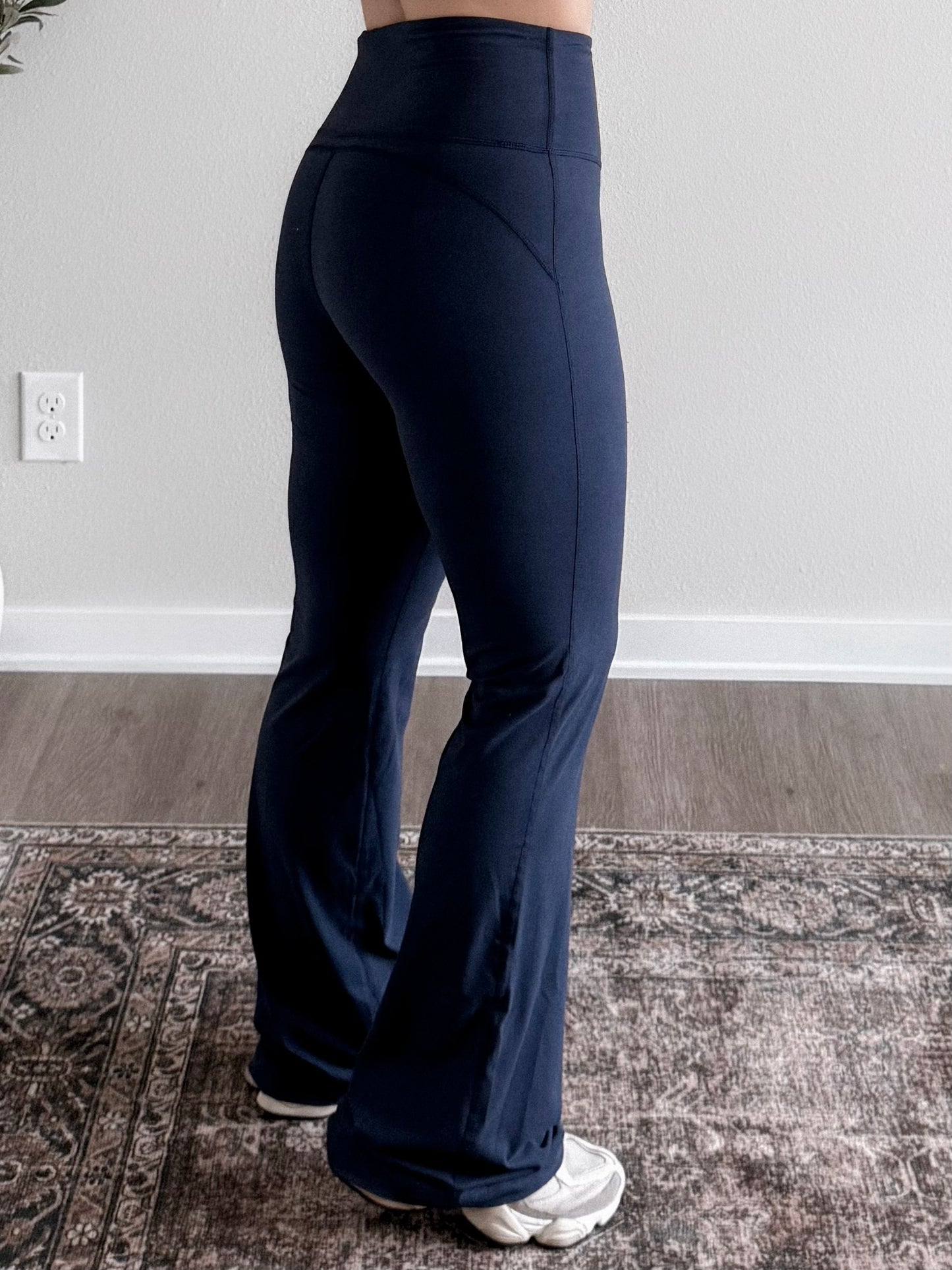 Studio Flared Yoga Pant / Navy